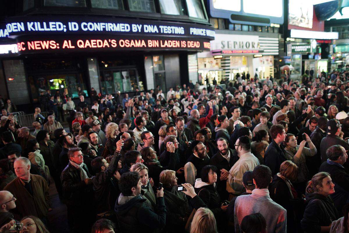 Auch in New York versammeln sich Hunderte Bewohner auf dem Times Square, um das Ereignis zu feiern. Sie ziehen zum Ground Zero, wo einst das World Trade Center gestanden hatte."Die New Yorker haben fast zehn Jahre auf diese Nachricht gewartet", sagt Bürgermeister Michael Bloomberg.