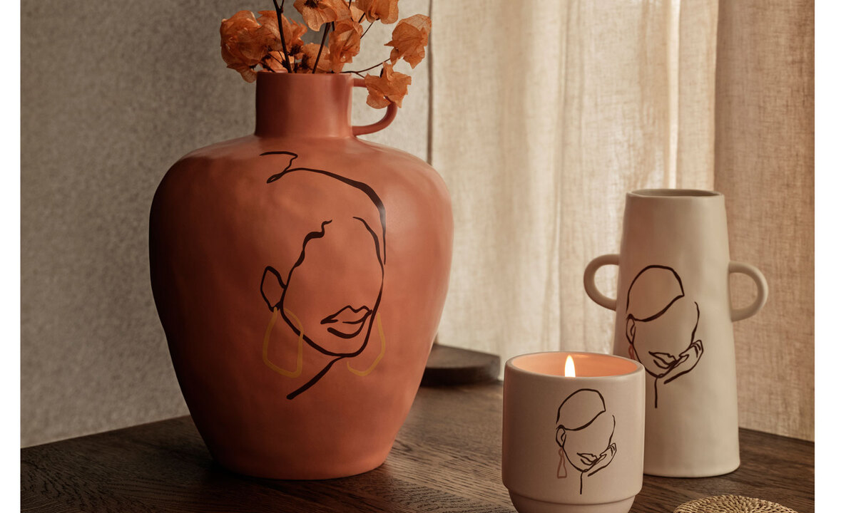 Die Illustrationen von Sacrée Frangine zieren Keramiken, wie Vasen oder ein Teelicht.