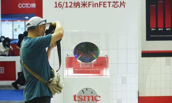Ein Besucher fotografiert eine 300-Millimeter-Chipscheibe von TSMC, die im chinesischen Nanjing ausgestellt wurde. 