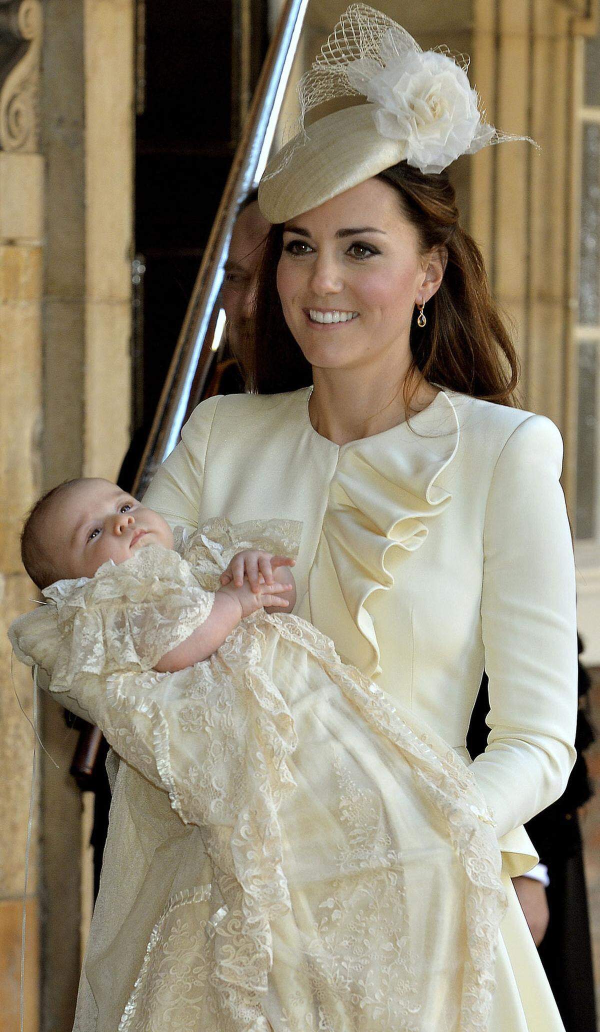 Prinz George Alexander Louis hatte seinen ersten großen Auftritt im Oktober 2013. Er sei während der Zeremonie ein "guter Junge" und sehr brav gewesen, verriet seine Mutter Kate damals.