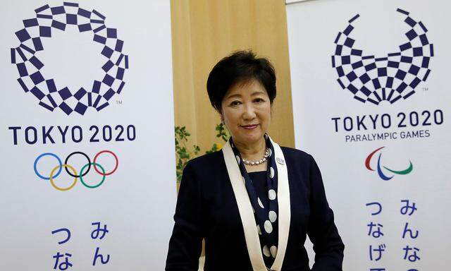 tokios Stadträdigt Koike mit Plakaten