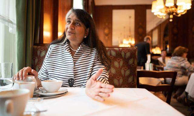 Shalini Randeria beim Interview im Wiener Café Landtmann.