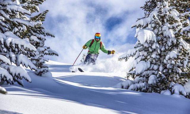 Freeride-Ski haben guten Auftrieb dank Vorspannung und mehr als 100 Millimeter Breite unter der Bindung. Die Länge? Körpergröße und plus. Der Radius: ab 18 Metern. Macht Spaß. 