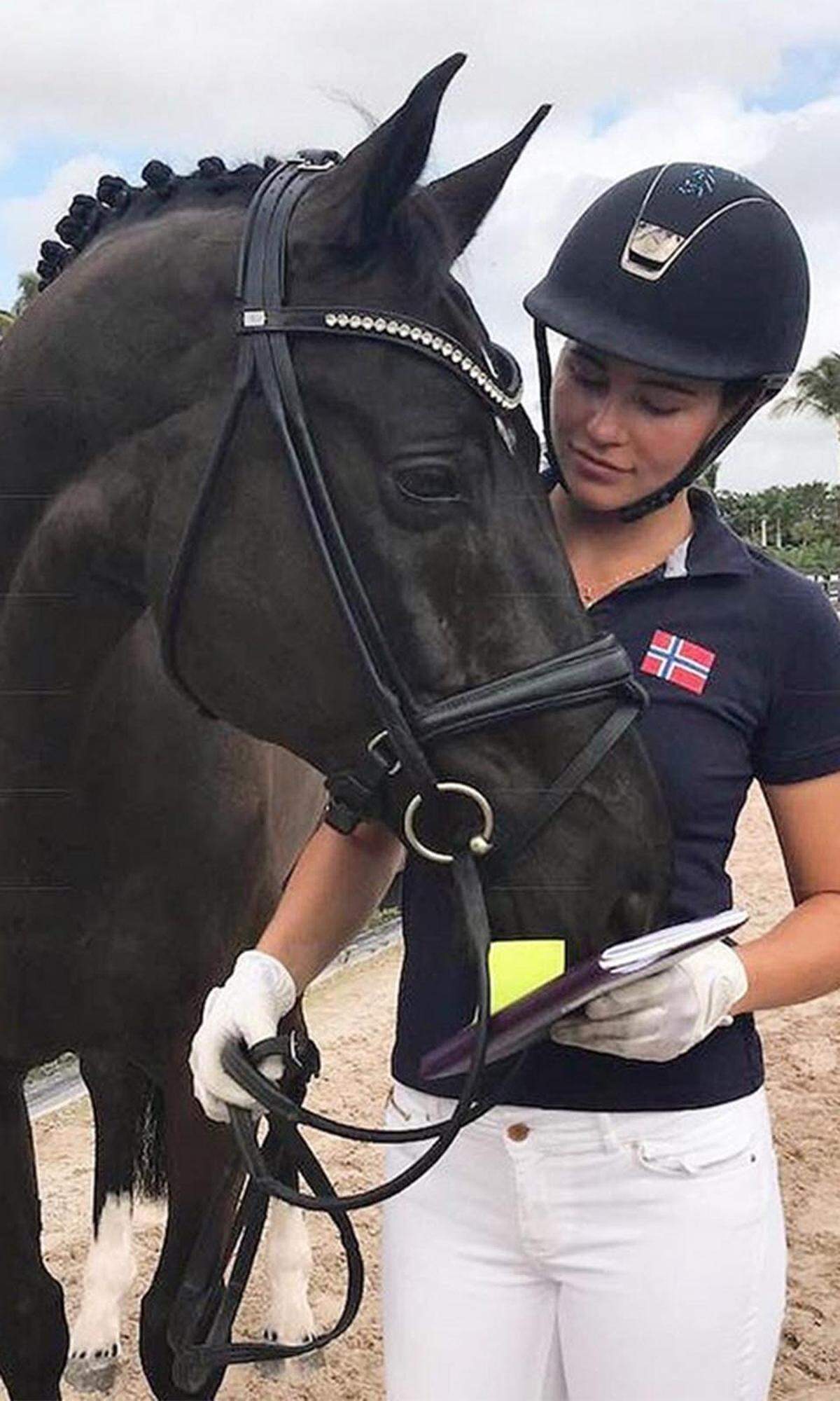 Sie gewann mit ihrem Hengst Belamour 2013 unter anderem bei den European Junior Riders Championships eine Silbermedaille und ritt für die norwegische Jugendnationalmannschaft.