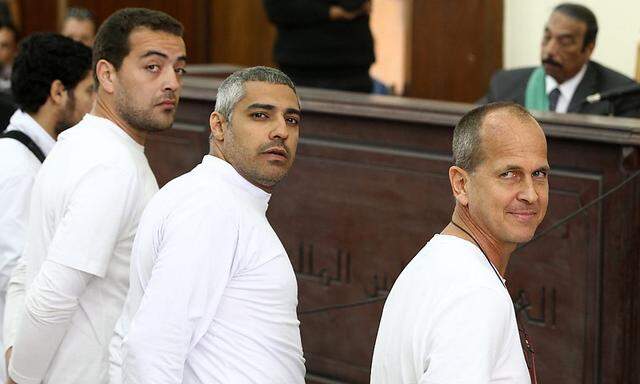 Die drei angeklagten Journalisten während des Prozesses gegen sie.
