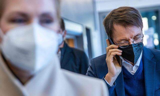 Der deutsche Gesundheitsminister Karl Lauterbach verteidigt die Impfpflicht.