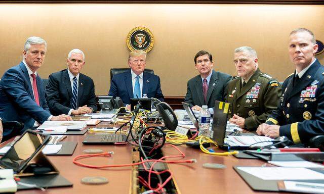 Oktober 2019: Donald Trump und sein Team – Vizepräsident Mike Pence (links) und Verteidigungsminister Mark Esper (rechts) – verfolgen die Operation Kayla Mueller gegen Abu Bakr al-Baghdadi in Syrien.  