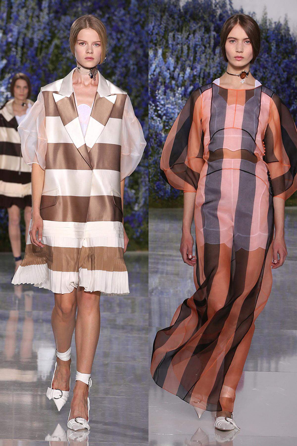 Bei Dior stehen sowohl transparente Kleider als auch Reversekragen am Programm.