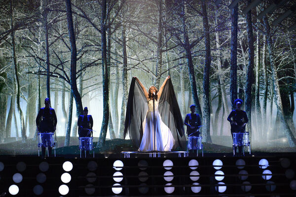 Mélanie René - Time To ShineMit ihrem Hymne "Time To Shine" setzte sich die französischsprachige Kandidatin im Schweizer Vorentscheid gegen fünf andere Konkurrenten durch.