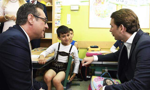 Integration in der Lederhose: Vizekanzler und Kanzler zu Gast in einer Deutschklasse.