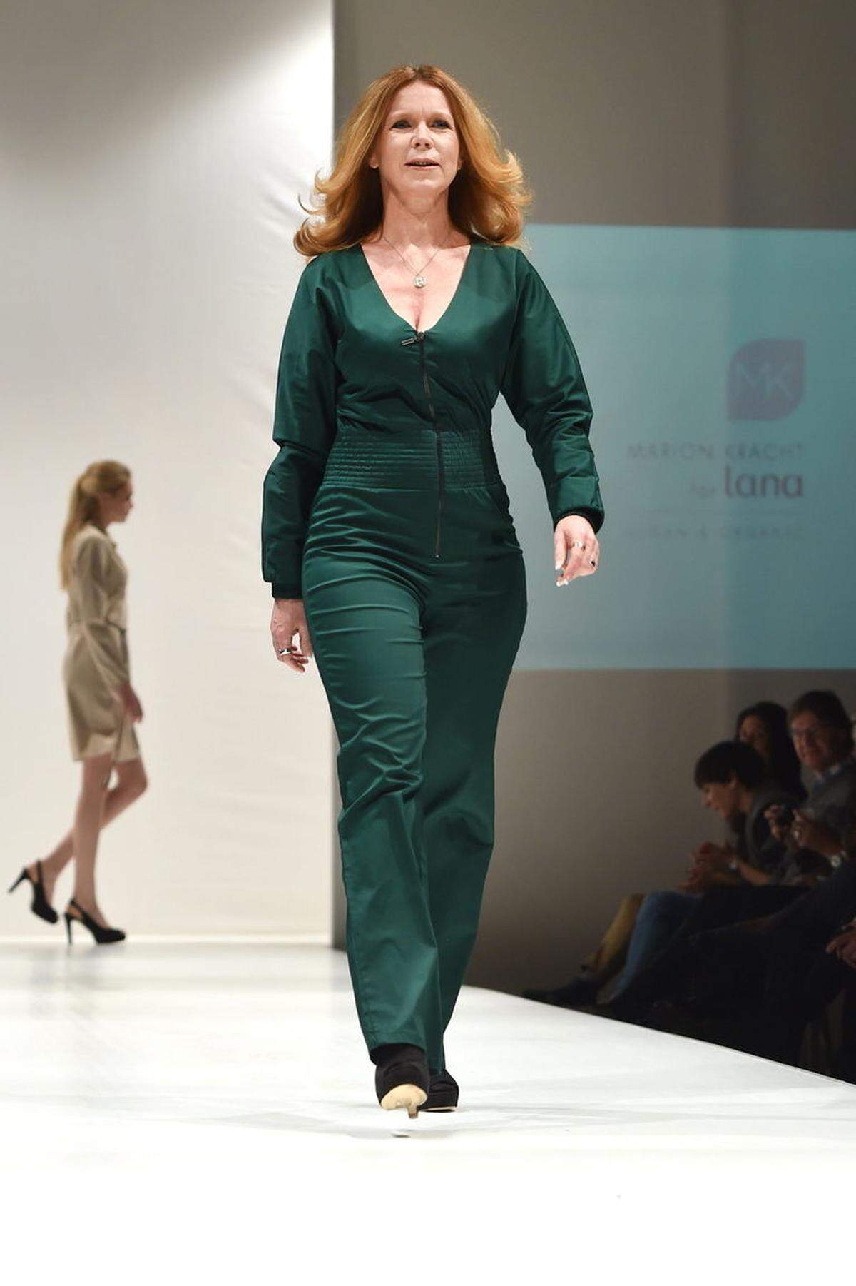 Marion Kracht ist allerdings selbst unter die Modemacher gegangen. Sie präsentierte ihre grüne Kollektion auch selbst auf dem Catwalk: "Marion Kracht for Lana – vegan &amp; organic".