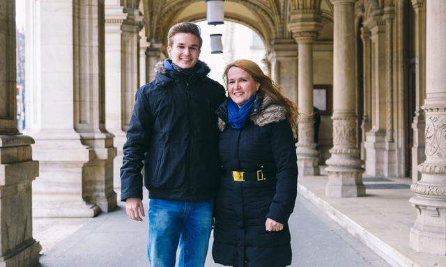 Dominik und seine Mutter Admira Vaida vor der Staatsoper. Mit ihrem Buch wollen sie ein Tabu brechen – und sich bei vielen Unterstützern bedanken.