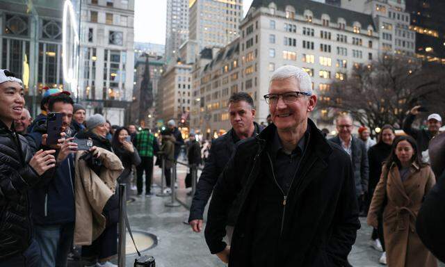 Apple-CEO Tim Cook vor dem Apple-Store in der New Yorker Fifth Avenue.