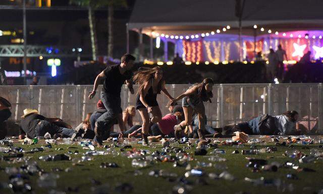Chaos am Festivalgelände in Las Vegas: Konzertbesucher versuchen sich in Sicherheit zu bringen.