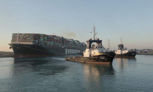 Schleppschiffe halfen dabei, das gigantische Containerschiff wieder freizubekommen.