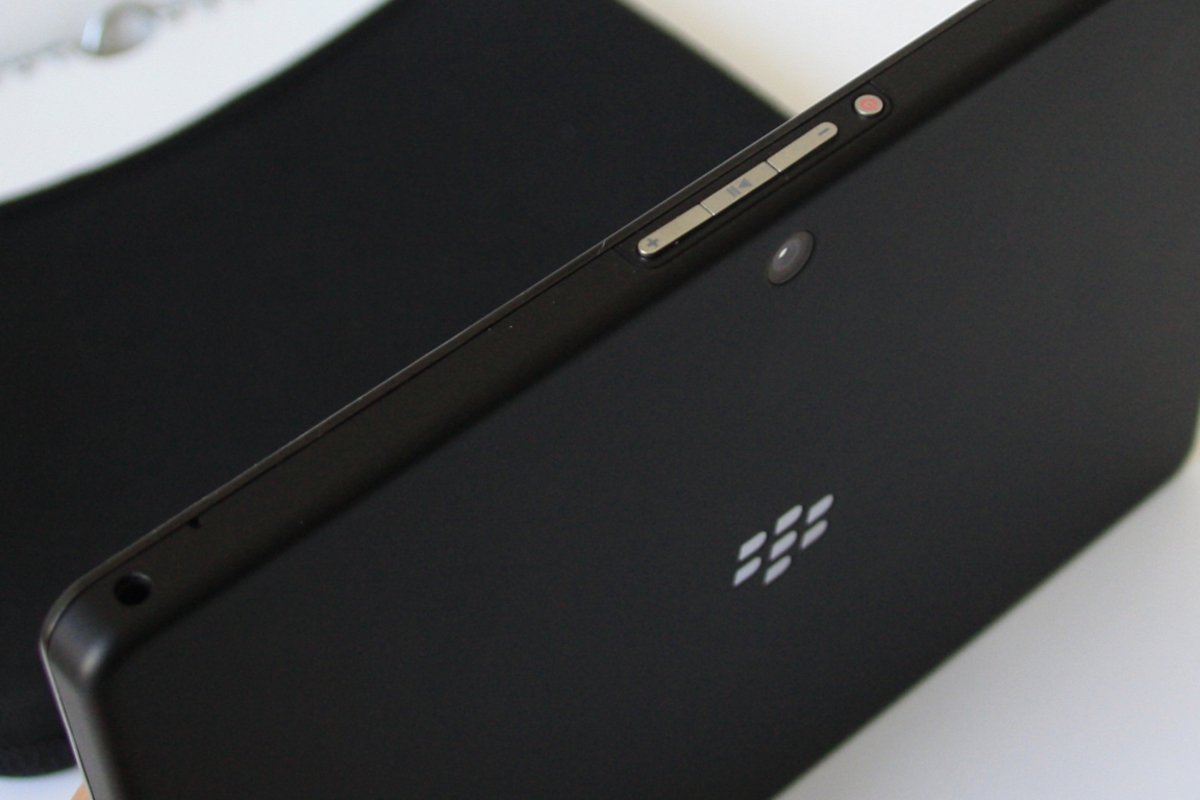 Das Playbook ist in mattes, gummiertes Plastik gehüllt und liegt nicht zuletzt wegen seiner knappen 425 Gramm besonders gut in der Hand. Zum Vergleich: Das Motorola Xoom wiegt 730 Gramm und das iPad 2 615 Gramm. Hardware-Knopfe hat der Hersteller RIM lediglich an der Oberseite des knapp einen Zentimeter dicken Rahmens angebracht. Der Lautstärkeregler wird dort von einem Play-Knopf unterbrochen, der auf längeren Druck auch auf Lautlos schaltet.