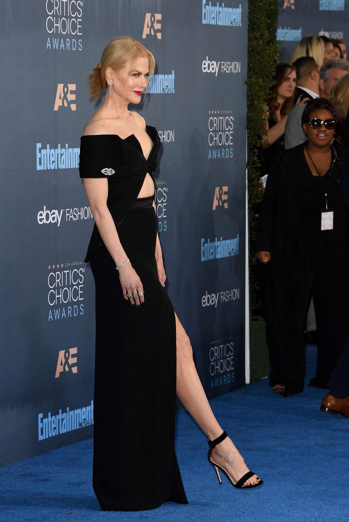 Nicole Kidman zeigte in einem schwarzen Kleid von Brandon Maxwell Bein.