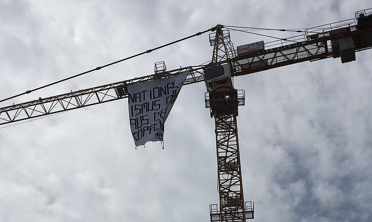 Transparent mit der Aufschrift „Nationalismus raus aus den Köpfen“
