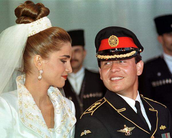 Königin Rania von Jordanien entstammt einer Arztfamilie und studierte Betriebswirtschaft in Kairo, ehe sie 1993 Prinz Abdullah bin al-Hussein von Jordanien heiratete.