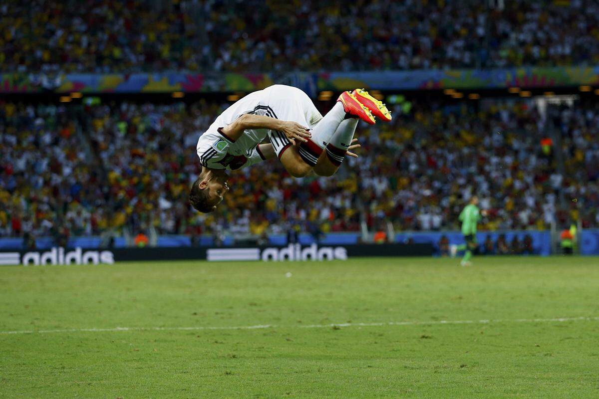 Ein Salto ins Glück von Miroslav Klose. Gegen Ghana trifft der Routinier nur zwei Minuten nach seiner Einwechslung und sichert Deutschland ein 2:2. Es ist Kloses 15. Tor bei einer WM-Endrunde, damit stellt er die Bestmarke von Ronaldo ein.