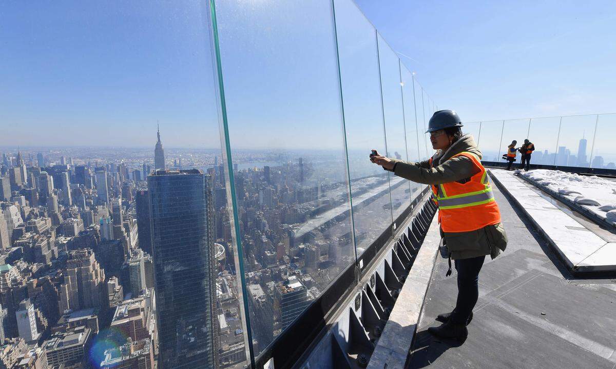 Wie eine Art Schnabel ragt die spitz zulaufende, gläserne Plattform weithin sichtbar aus dem 100. Stockwerk des Wolkenkratzers "30 Hudson Yards".