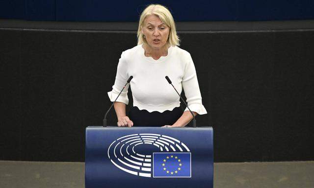 Evelyn Regner bei einer Plenartagung im Plenarsaal des Europäischen Parlaments. 