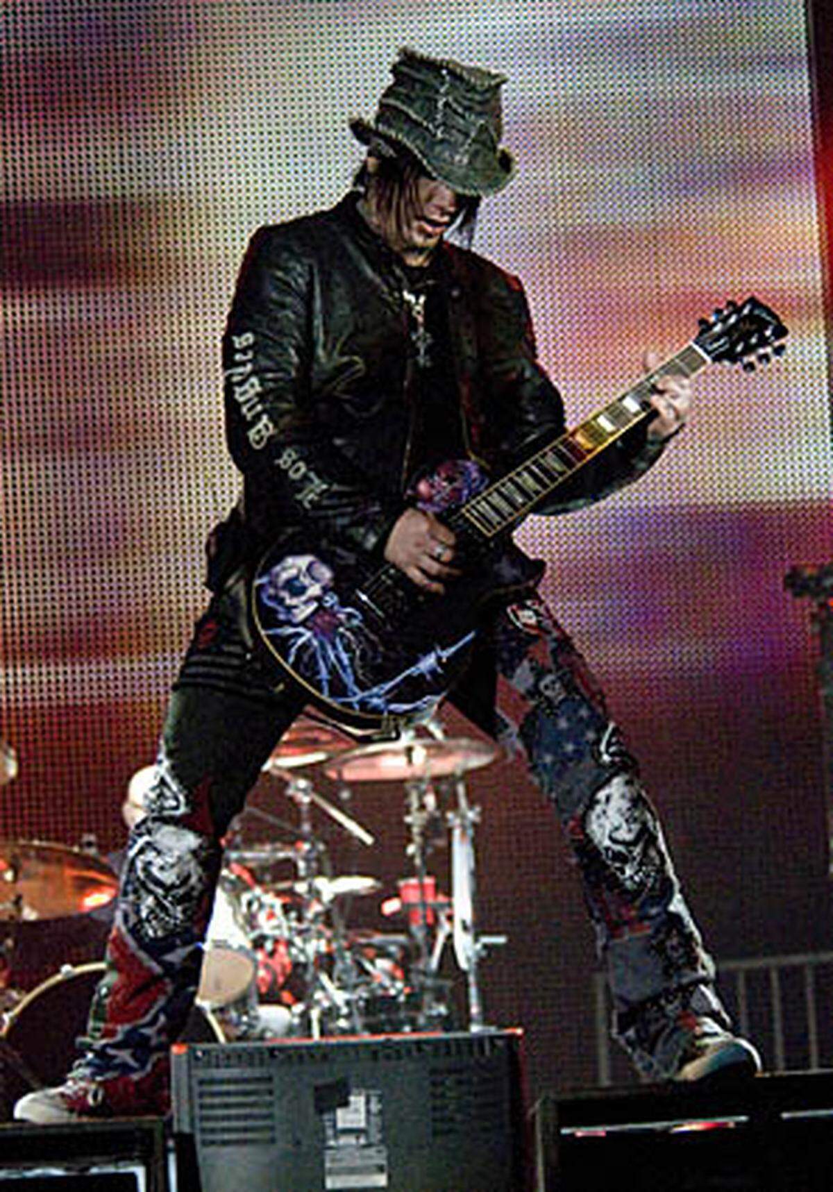 Verschiedene Stationen durchlaufen hat auch Gitarrtist DJ Ashba: Bei Mötley Crüe zum Beispiel. Seit Anfang 2009 ersetzt er Robin Finck.