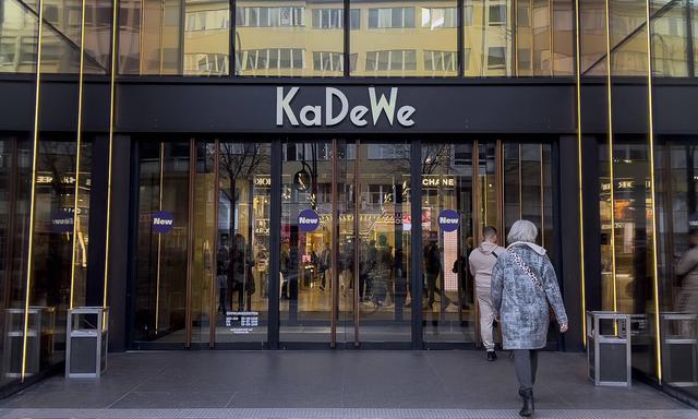 Nach dem Verkauf der Immobilie des Berliner Luxuskaufhauses KaDeWe an die Central Group durch Signa geht nun auch der Geschäftsbetrieb an die thailändische Unternehmensgruppe.
