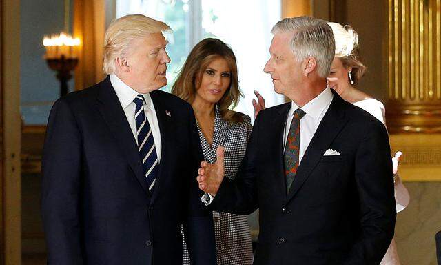 US-Präsident Donald Trump mit König Philippe von Belgien, dahinter First Lady Melania Trump und Königin Mathilde