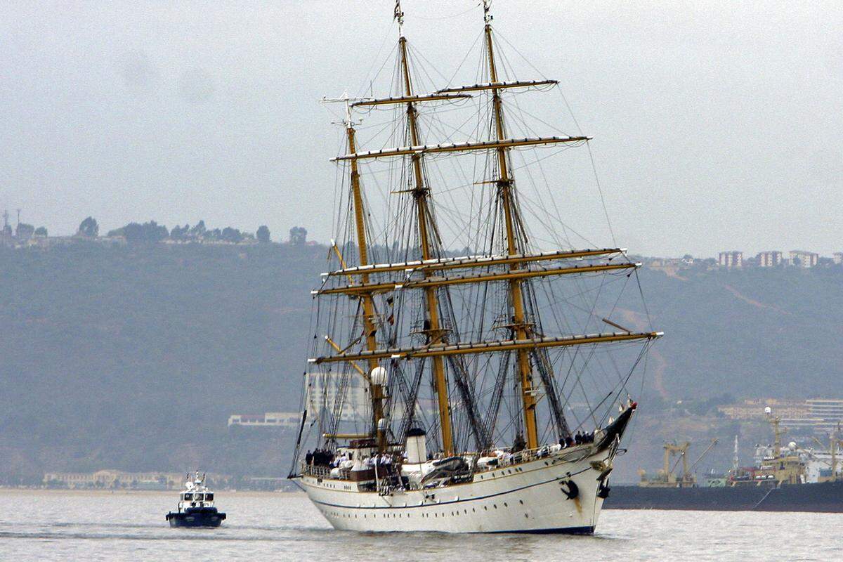 Auf dem Segelschulschiff "Gorch Fock" kommt es nach dem Tod einer Offiziersanwärterin im November 2010 zu einem schweren Zwischenfall, der mehreren Soldaten den Vorwurf der Meuterei einbringt. Als immer mehr Vorwürfe über die Situation an Bord bekannt werden, entbindet Guttenberg den Kommandant des Schiffes, Kapitän Norbert Schatz, von seinen Aufgaben. Die Opposition kritisiert, der Minister habe nur ein Bauernopfer gesucht.