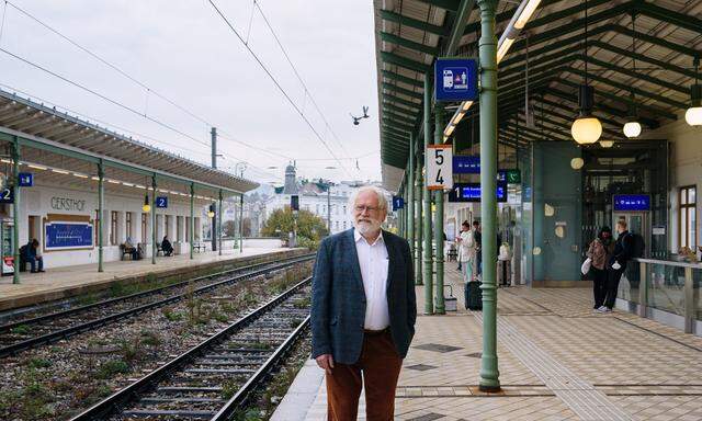 „Man müsste für Hochbegabte einen Fast Track zum Doktorat schaffen“: Anton Zeilinger in der Schnellbahnstation Gersthof. 