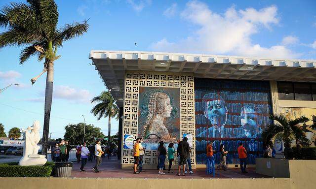 ANstehen, um seine Stimme abzugeben: Die Schlange vor der John F. Kennedy Library in Miami, Florida, ist lang.