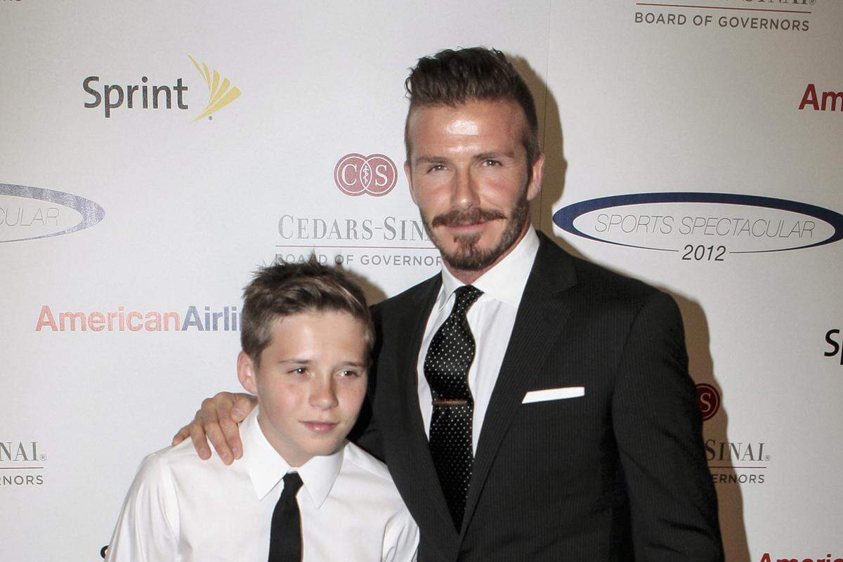 Hollywood-Väter müssen sich noch ein wenig gedulden. Sie werden nicht schon am 9. Juni mit Aufmerksamkeiten überrascht wie in Österreich üblich, sondern erst eine Woche später. David Beckham mit Sohn Brooklyn am roten Teppich.