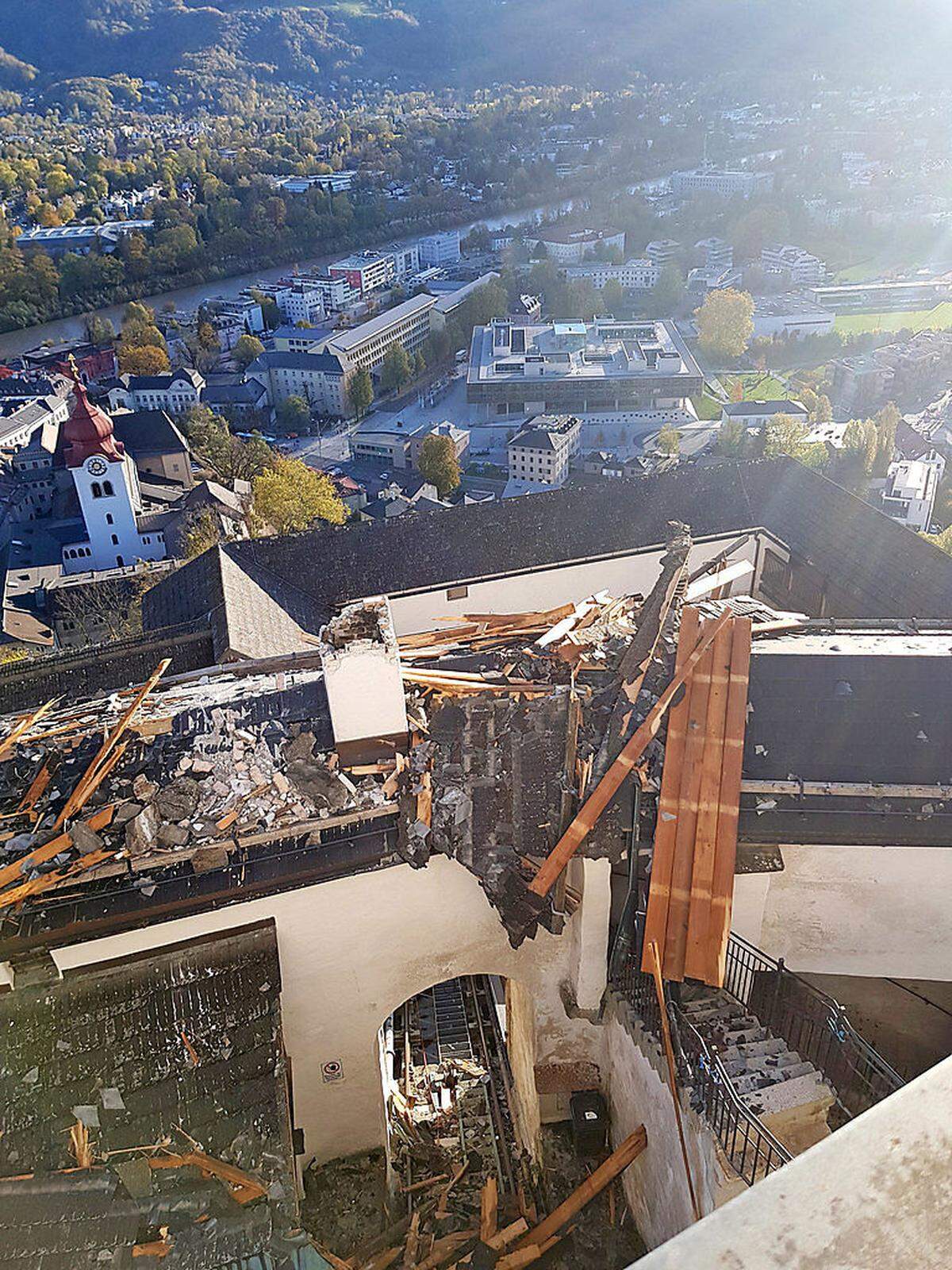 Der Sturm erreichte Dienstagmorgen auch die Stadt Salzburg und richtete große Schäden an. Auf der Festung Hohensalzburg wurden ein großer Teil des Daches abgedeckt.
