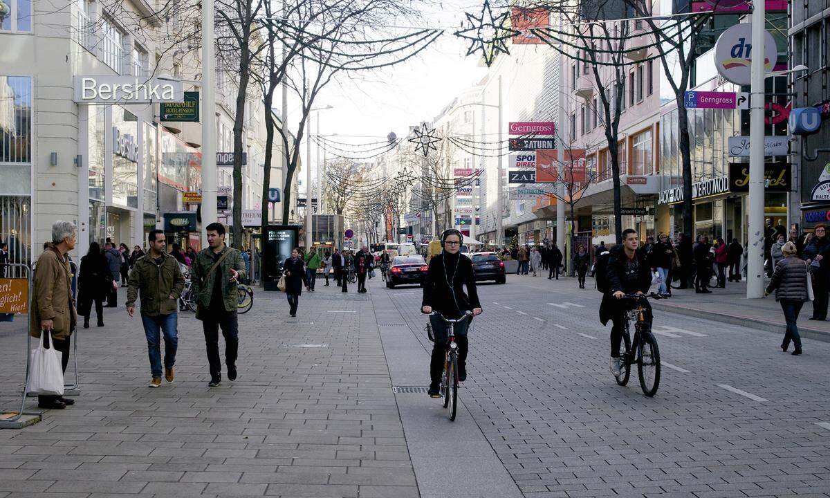 Seit 2015 ist die Strecke innerhalb des Gürtels teils Begegnungs-, teils Fußgängerzone. Das Wienerische Raunzen über die Neuerung ist leiser geworden. Man ärgert sich nicht mehr über stauende Autos – dafür über so manchen (zu) flotten Radfahrer.