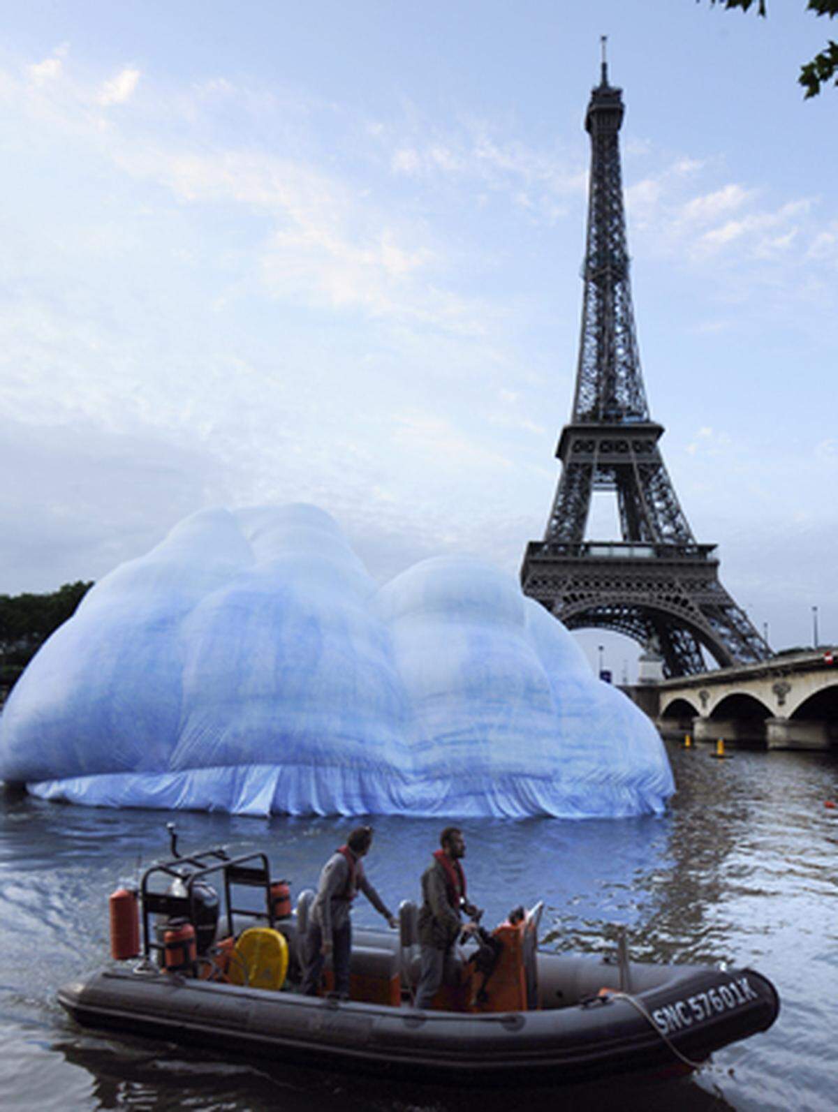 Greenpeace-Mitglieder befestigten den 16 Meter großen, aufblasbaren Berg in der Nähe des Eiffelturms.