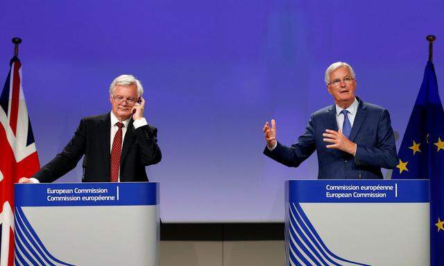 Zwischen ihnen liegen Welten: David Davis (links) und Michel Barnier.