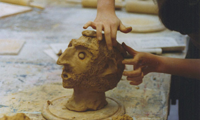 Esra Ersen: Karussell, 1998, Produktionsprozess / 30 Tonköpfe, modelliert von Schülern, entstanden für Art Hansa 