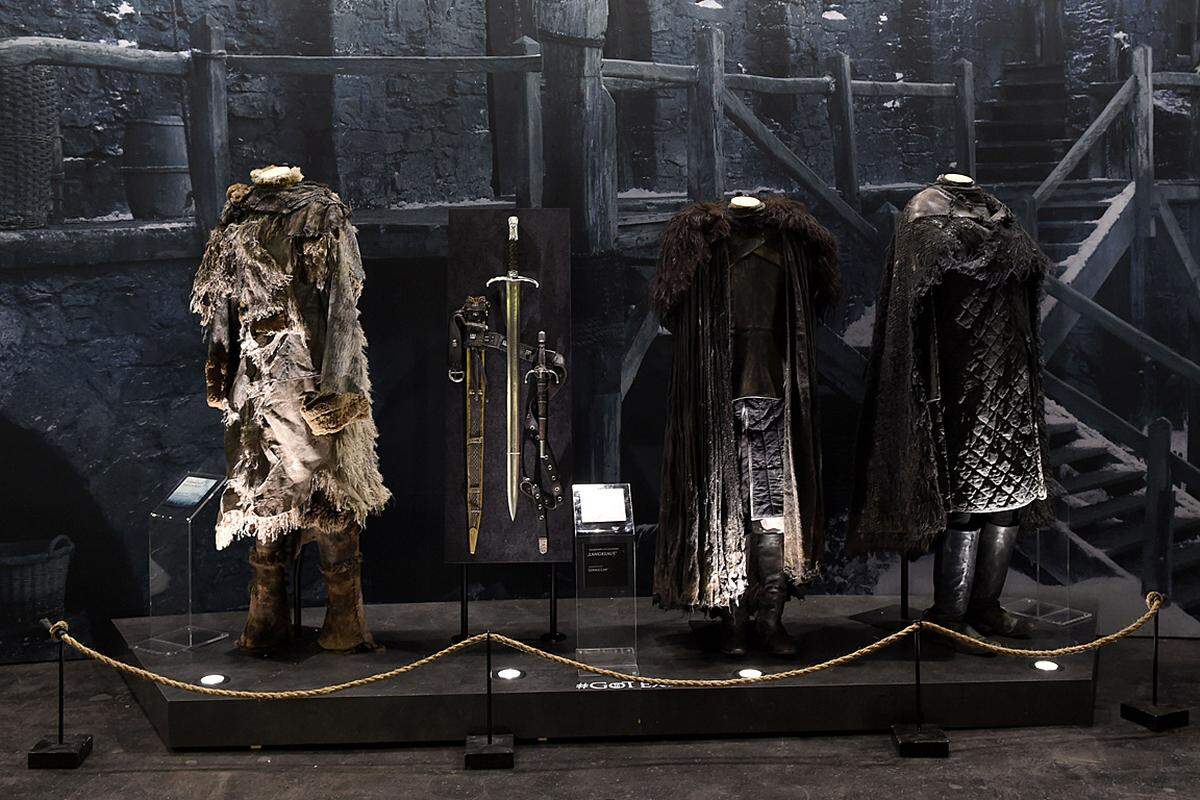 Auch Jon Snows Schulterpelz hat seinen Platz in der Ausstellung, wie auch die Kostüme aus Dorne und Daenerys Dracheneier.