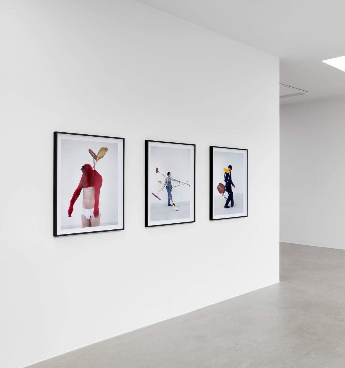 Mit Erwin Wurm zeigte Eidinger in der Galerie Ruttkowski;68 in Köln Ende des Vorjahres die Ausstellung „Two in One“. Der Schauspieler posierte selbst in Fotografien, die er als Hommage an Wurms „One Minute Sculptures“ angelegt hatte.