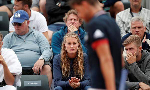 Thiem lernt neuerdings Französisch. Mit seiner französischen Freundin Kristina Mladenovic weiß er eine sehr gute Lehrerin um sich, "ich lerne fast jeden Tag", verriet er in Paris. Für ein kurzes Siegerinterview auf Französisch nach den Matches sei es aber noch "zu früh". 