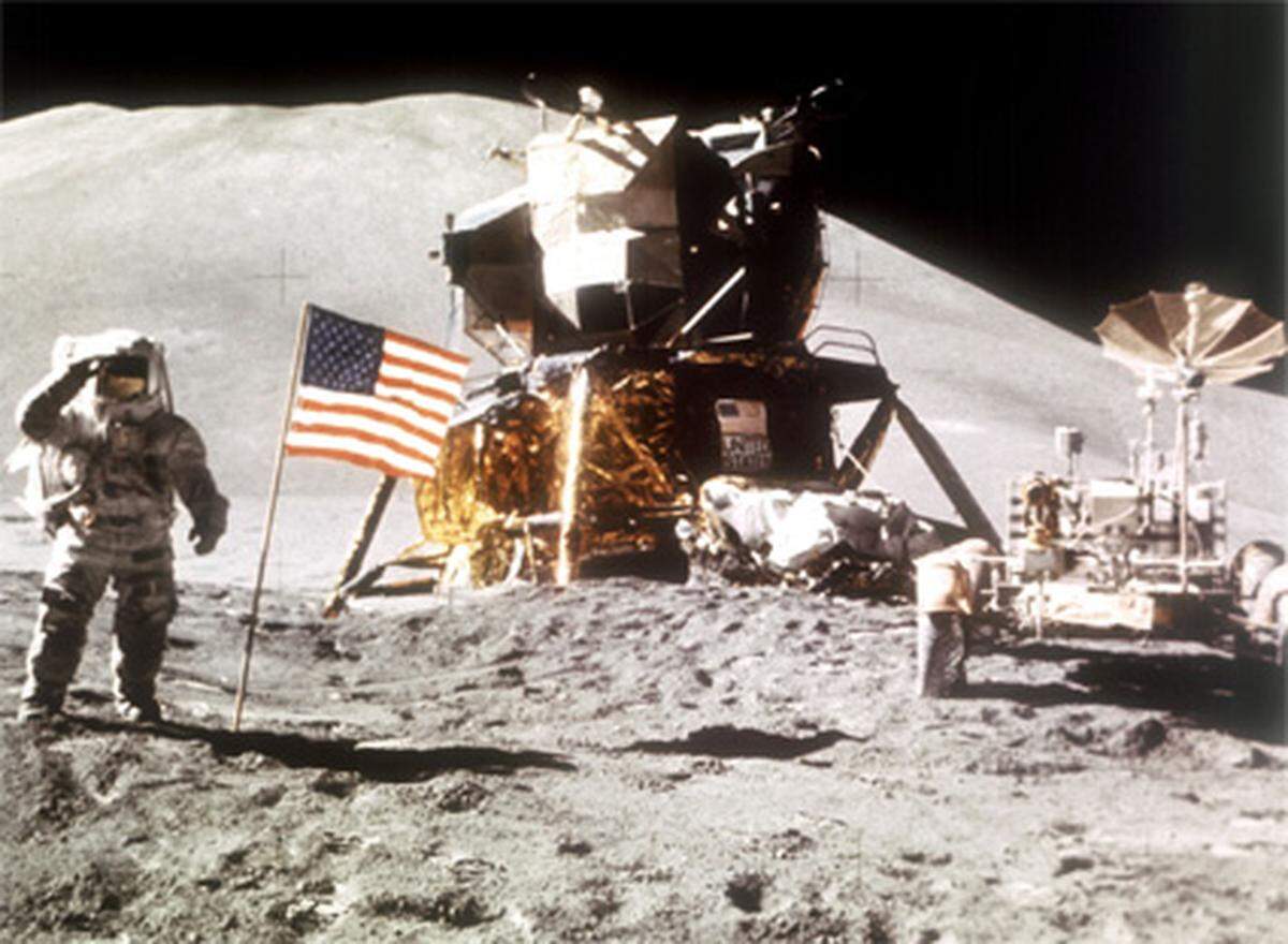 Es folgten noch fünf weitere bemannte Apollo-Mondlandungen. Apollo 13 schaffte es zwar zum Mond, musste aber die Mission abbrechen. Der berühmte "Mondbuggy" wurde von Apollo 15 eingesetzt.