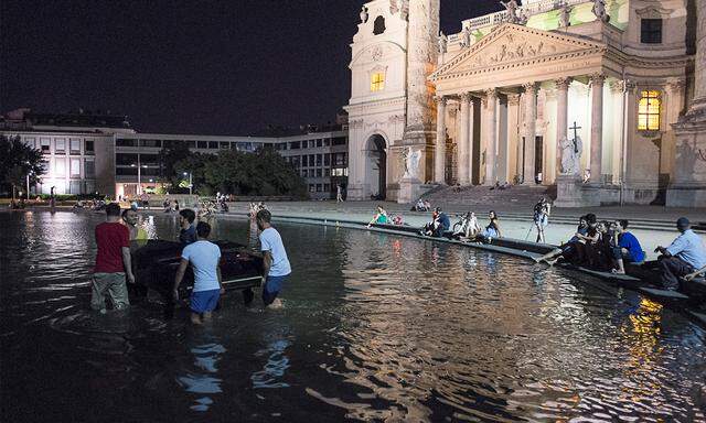 Ein Klavier im Karlsplatz-Teich - aufgestellt von einem Wiener Kunststudenten.