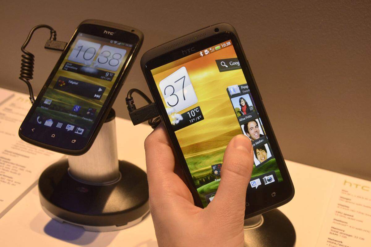 Derzeit ist zwar in der Wahrnehmung Samsung der große Android-Überflieger, muss auch HTC-DACH-Chef Andre Lönne zugeben. Aber das hindert HTC schließlich nicht, auch heuer neue Android-Flaggschiffe vorzustellen. Außerdem habe HTC am Android-Markt einen nicht zu verachtenden Anteil von 30 Prozent, sagt Lönne. Die neuen Geräte unter dem Namen One sollen vor allem mit neuen Kamerafunktionen punkten. DiePresse.com hat sich One X und One S in Barcelona näher angesehen.