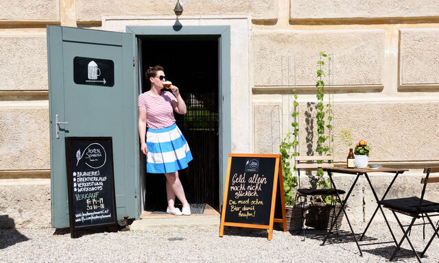 Evelyn Bäck braut im einstigen Erdkeller des Schlosses Walpersdorf obergärige, leichte Biere. Die Gestaltung der Etiketten hat die Illustratorin Monika Maslowska übernommen.
