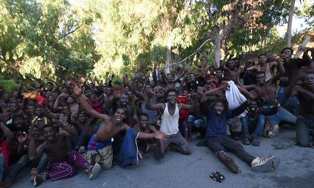 Migranten aus Afrika feiern das Überwinden der Grenze zu Spanien in der Enklave Ceuta.