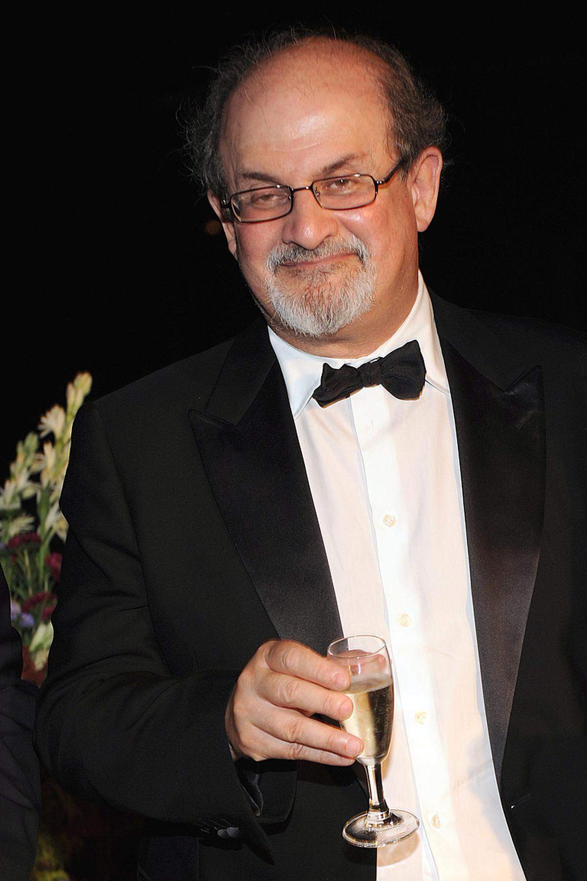Der britisch-indische Schriftsteller Salman Rushdie, der zum Favoritenkreis zählt, gratulierte: Munro sei "eine wahre Meisterin ihrer Form", schrieb der 66-Jährige Rushdie beim Kurznachrichtendienst Twitter. Er habe einmal eine Edition der besten amerikanischen Kurzgeschichten herausgegeben, schrieb Rushdie weiter. "Ich wollte gleich drei von ihr nehmen."