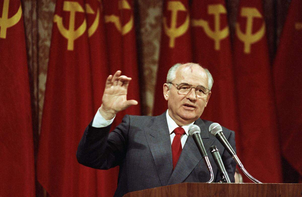 1990 erhielt er den Friedensnobelpreis. Doch während er vom Westen verehrt wurde, sah ein Großteil der russischen Bevölkerung den früheren Partei- und Staatschef als Totengräber der Sowjetunion.