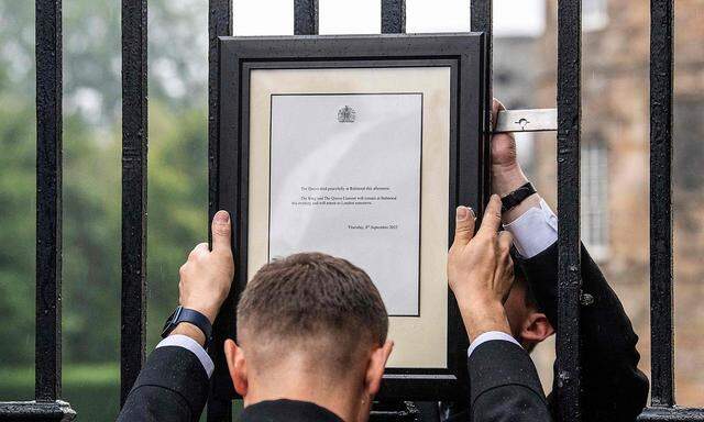 An den Toren des Palace of Holyroodhouse in Edinburgh wurde nach der Bekanntgabe des Todes der britischen Königin Elizabeth II ein Schild angebracht.