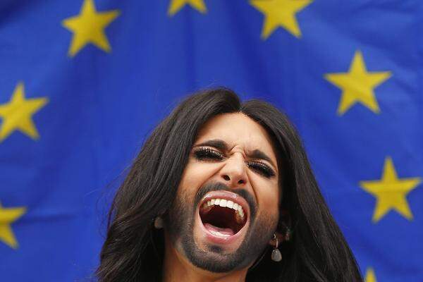 Im Mai vergangenen Jahres gewann Conchita Wurst den Song Contest 2014. Fix ist damit, dass der ESC in Österreich stattfindet und wir für das Finale gesetzt sind. Doch wer vertritt Österreich? Diese Frage wurde am Freitagabend in einer ORF-Live-Show beantwortet. Sechs Finalisten durften sich noch einmal präsentieren. Nach den Stimmen aus zehn ESC-Teilnehmerländern und aus Österreich kamen The Makemakes und Dawa in die Stichwahl.